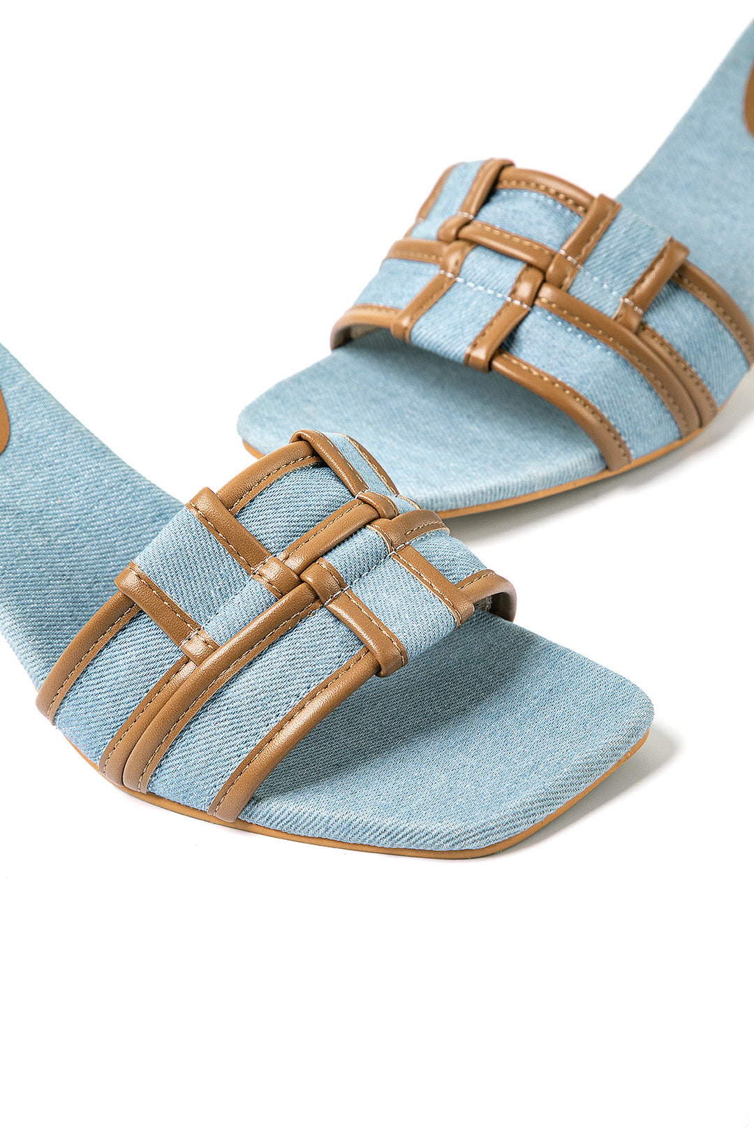 Farbblock Faux Leder Denimkontrast Bindung Asymmetrische offene Zehenmitte Absatz Sandalen