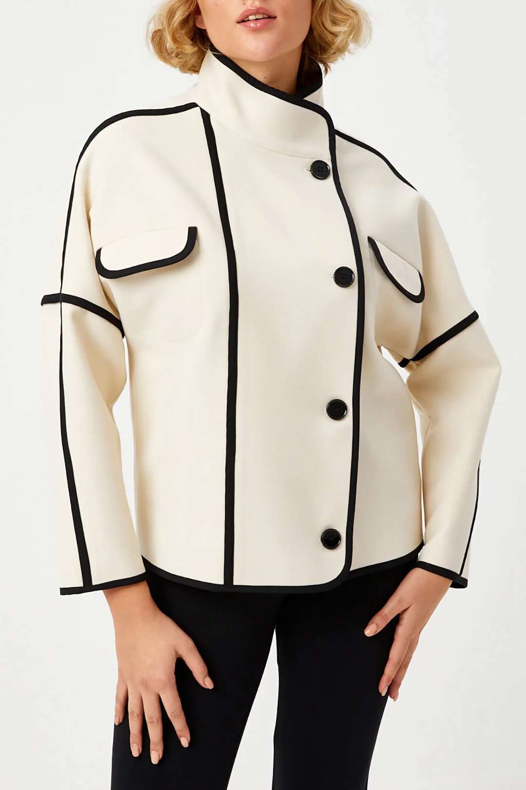 Manteau à col montant avec reliure contrastée et boutons