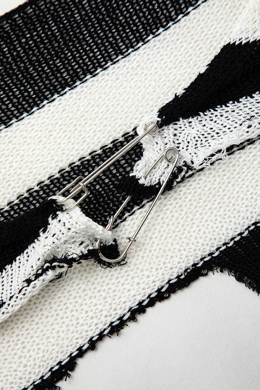 Contrast Strip Pin Crop Knit Top