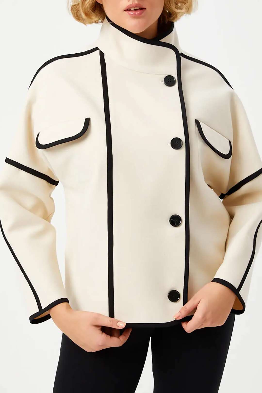 Manteau à col montant avec reliure contrastée et boutons