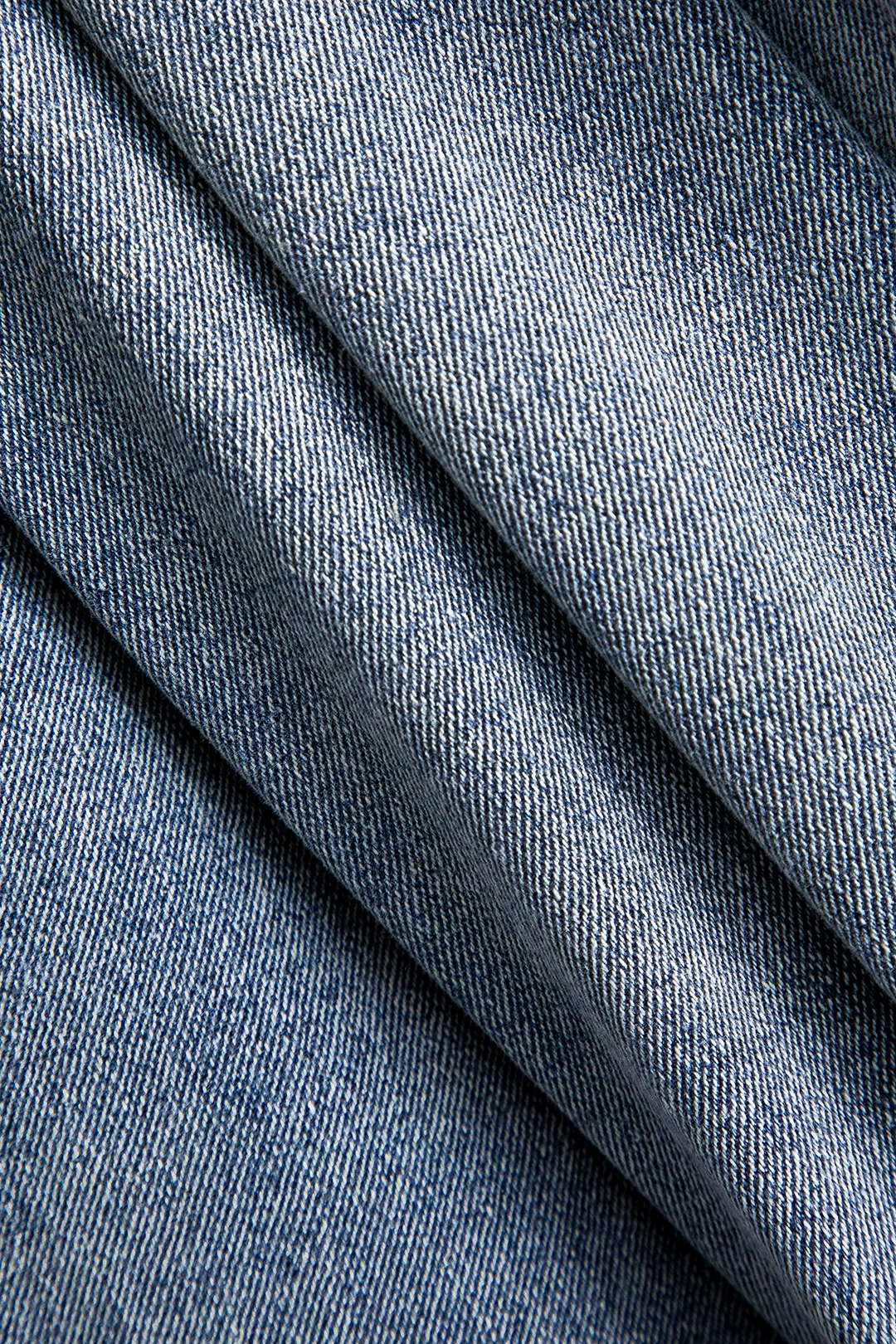 Les jeans détaillants du bouton patchwork