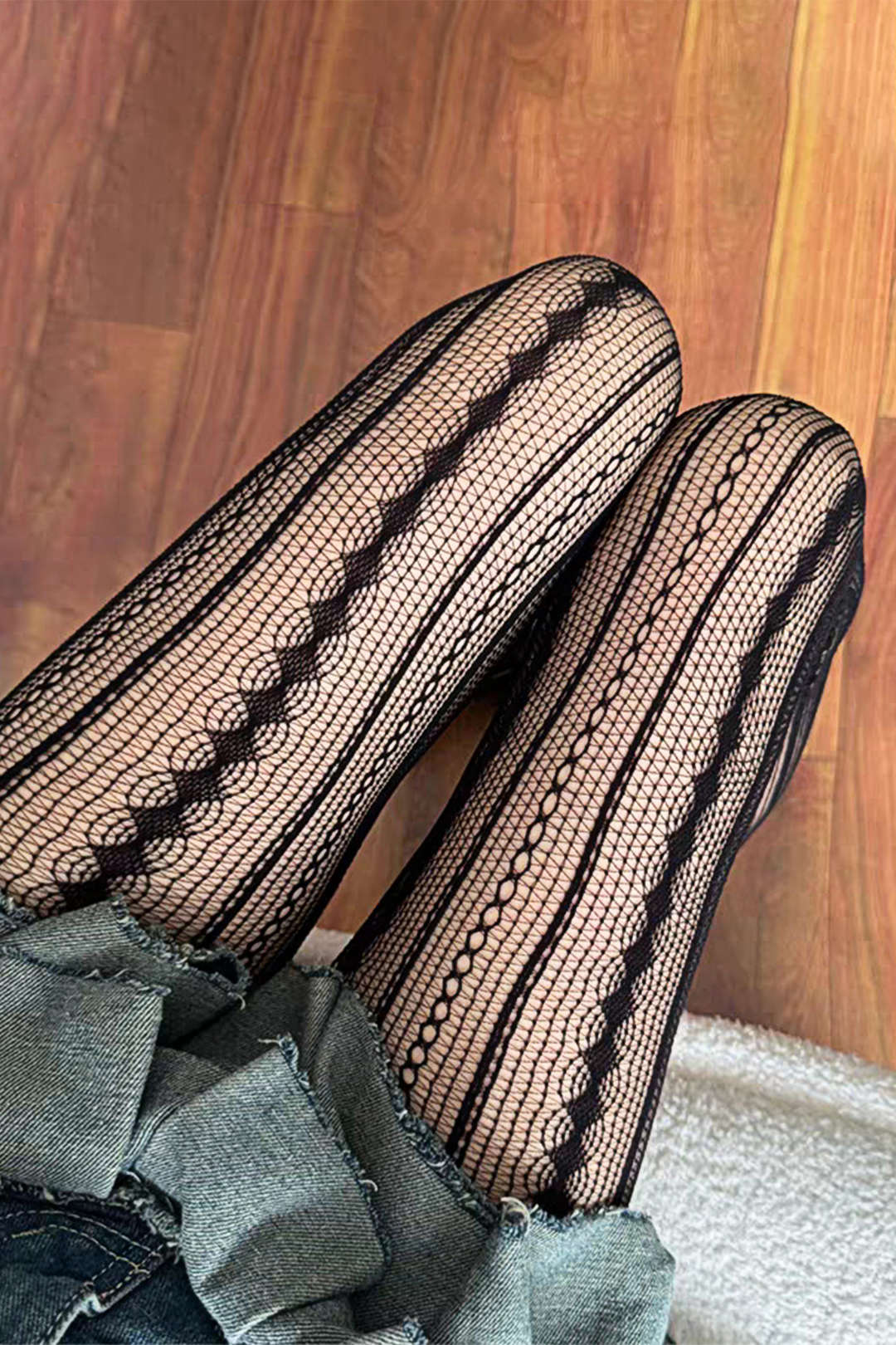 Retro Diamond Vertical Stripes Hollowed-Out Tights